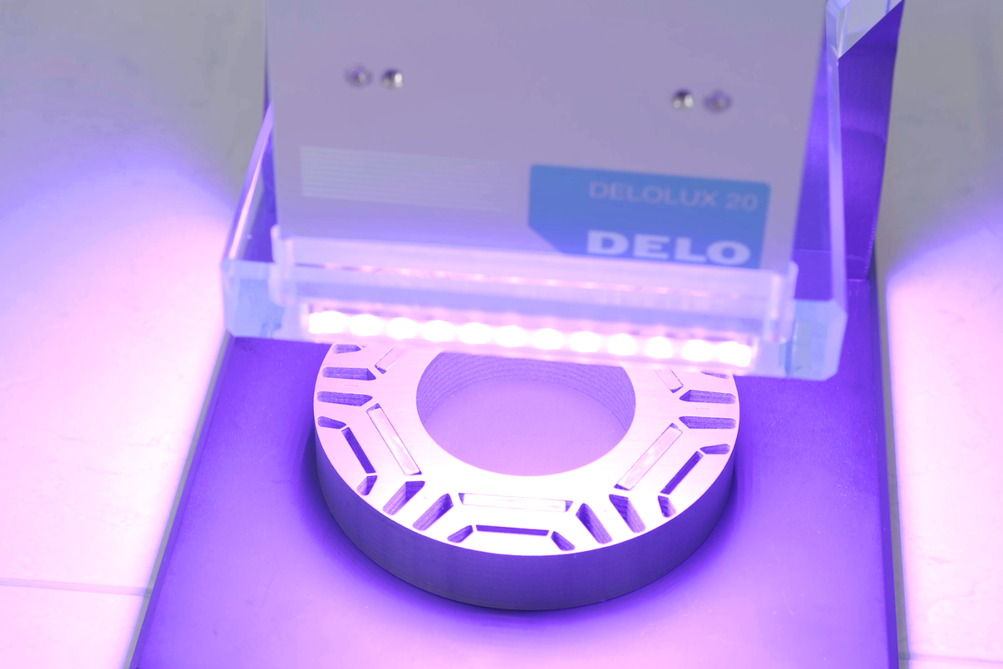DELO DUALBOND HT2990 - Keo dính đóng rắn kép, chịu nhiệt độ cao cho động cơ điện
