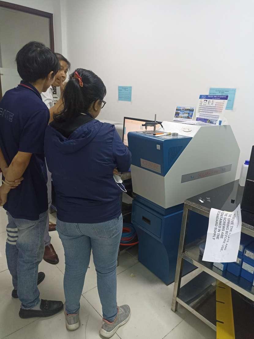HUST VN handed over a spectrometer to analyze lead alloy